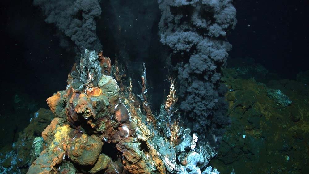 ১৮৭৫ খ্রিস্টাব্দে প্রথম বার মারিয়ানা ট্রেঞ্চের গভীরতা মাপে ব্রিটিশ জাহাজ এইচ এম এস চ্যালেঞ্জার। পরে বহু বার বিশ্বের গভীরতম খাত নিয়ে গবেষণা হয়েছে। বিভিন্ন সময়ে পরিবর্তিত হয়েছে এর গভীরতা সংক্রান্ত তথ্য।