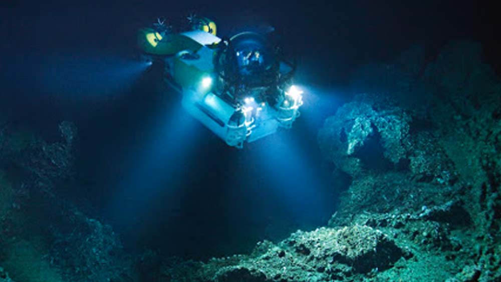 প্রথম দুই অভিযাত্রী ছিলেন জাক পিকার্ড এবং মার্কিন নৌবাহিনীর লেফটেন্যান্ট ডন ওয়ালশ। ১৯৬০ সালে মার্কিন নৌসেনার ব্যাথিস্কেপে সওয়ার হয়ে এই দুই দুঃসাহসী পৌঁছেছিলেন মারিয়ানা ট্রেঞ্চের গভীরে।