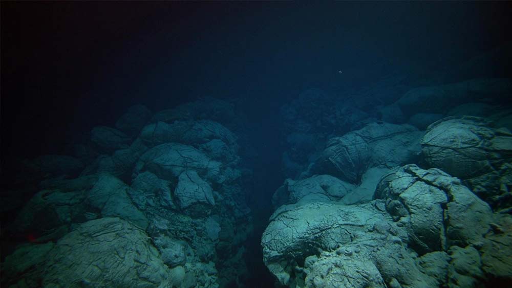 আসলে এই মেঘ আকাশের জলীয় বাষ্পপূর্ণ কণার সমষ্টি নয়। এ হল বালি, কাদামাটি ও অন্যান্য উপকরণের সমষ্টি। যা জলের প্রবাহে ক্রমাগত জমতে থাকে মহাসাগরের গভীর খাতে। সেই জমাটবদ্ধ বালি-কাদামাটির অংশকেই মেঘ বলে বর্ণনা করা হয়।