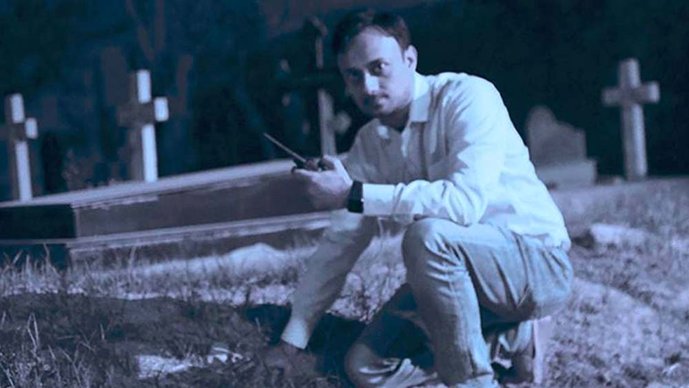 গৌরবের দাবি, তিনি ও তাঁর বন্ধুরা ওই বাড়িতে অশরীরীর উপস্থিতি টের পেয়েছিলেন। এই অভিজ্ঞতার পর থেকে গৌরবের মনে ‘ভৌতিক’ এবং ‘ভূত’ সংক্রান্ত বিষয়ের উপর দুর্নিবার আকর্ষণ জন্মায়। তিনি ঠিক করেন, এই বিষয়ে গবেষণা করবেন।