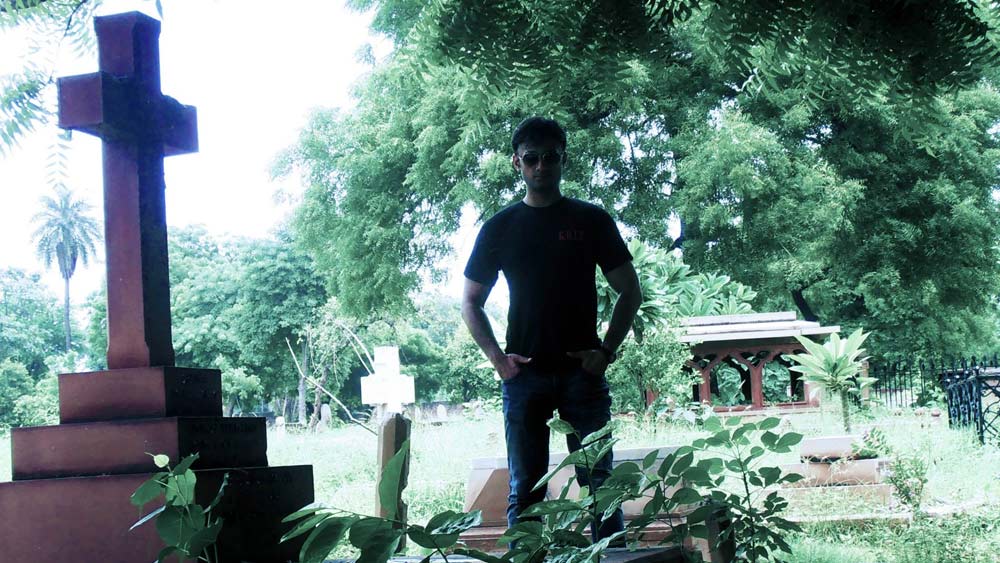 বিভিন্ন সমাধিক্ষেত্র-সহ ‘ভৌতিক’ বলে পরিচিত এ রকম ছ’হাজারের বেশি বাড়িতে অভিযান চালিয়েছিলেন গৌরব। নিজের অভিজ্ঞতা জানাতেন ব্লগে বা টেলিভিশনের পর্দায়। তাঁর অভিজ্ঞতা বলছে, দেশের অন্যতম ভৌতিক ধ্বংসাবশেষ বলে পরিচিত ভানগড় কেল্লায় নাকি আদপেই অশরীরীর অস্তিত্ব পাওয়া যায়নি।