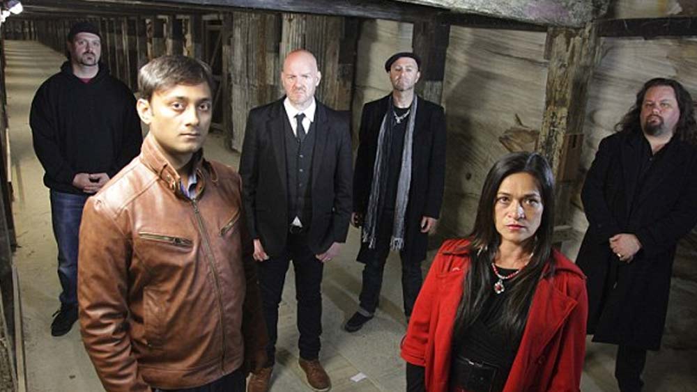 লেখালেখি ও কাজের মাধ্যমে আন্তর্জাতিক মহলেও গৌরব বেশ জনপ্রিয় ছিলেন। অস্ট্রেলিয়ার প্যারানরমাল ইনভেস্টিগেটর অ্যালেন টাইলারেরও তিনি বন্ধু ছিলেন। দু’জনে একসঙ্গে কাজও করেছেন ‘হন্টিং: অস্ট্রেলিয়া’ সিরিজে।