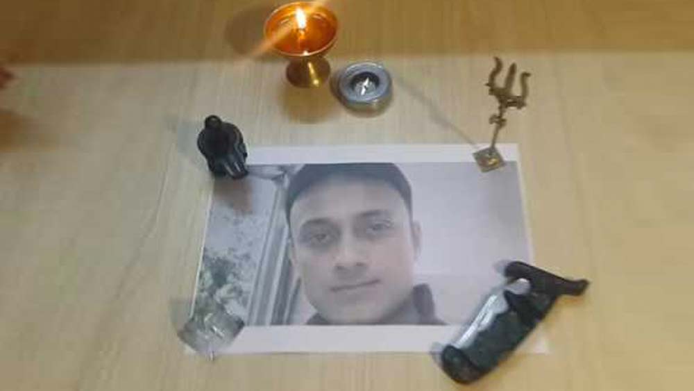 বাড়ির লোক এর পর গৌরবকে ডেকেও সাড়া না পেয়ে বাথরুমের দরজা ভেঙে ভিতরে ঢোকেন। পুলিশকে তাঁরা জানান, সে সময় গৌরবকে তাঁরা বাথরুমের মেঝেতে পড়ে থাকতে দেখেন।