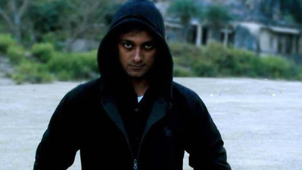 গৌরবের অস্বাভাবিক জীবনধারা তাঁর মৃত্যুকে প্রশ্নের মুখে দাঁড় করিয়ে দেয়। তাঁর বাবা পুলিশকে জানান, মৃত্যুর আগে কয়েক দিন গৌরব জানিয়েছিলেন কোনও এক অশুভ শক্তি তাঁকে তাড়িয়ে নিয়ে বেড়াচ্ছে।