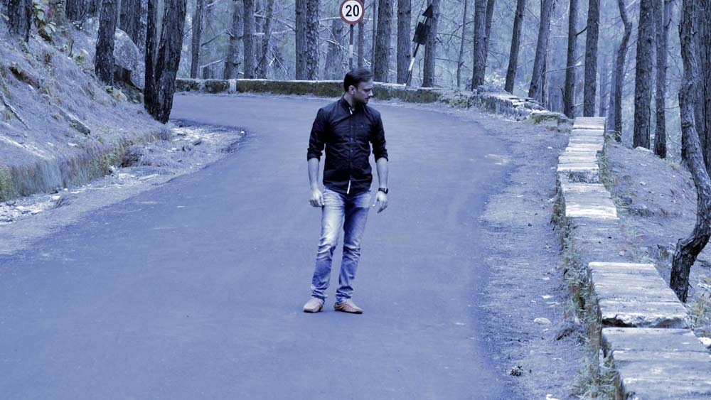 পুলিশের দাবি, মৃত্যুর আগের দিন রাত একটার সময় বাড়ি ফিরেছিলেন গৌরব। তার পর স্ত্রী এবং বাবা মায়ের সঙ্গে কথা কাটাকাটিও হয়েছিল তাঁর। সে সব দিক তাঁর গোপন করতে চেয়েছেন বলে ধারণা পুলিশের।