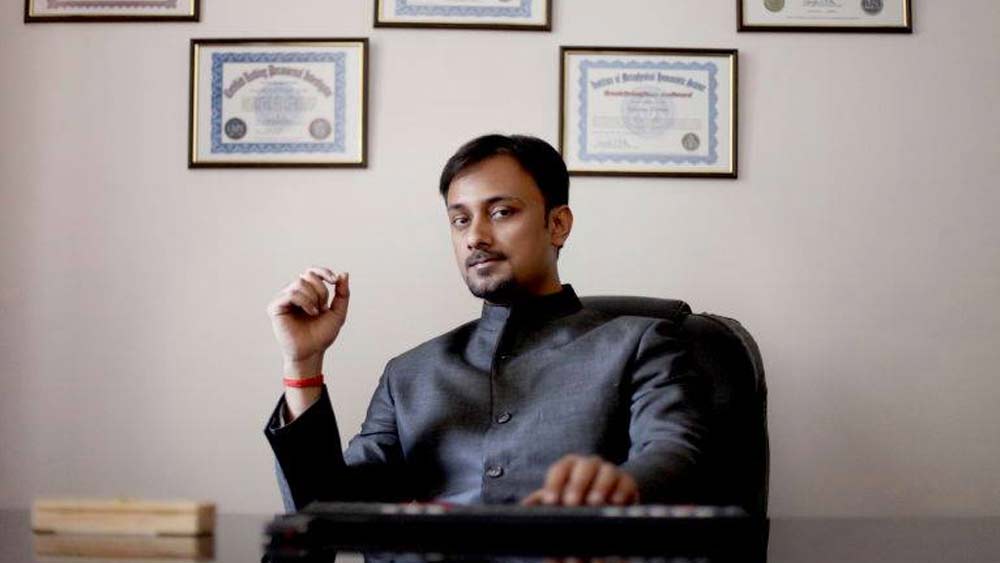 তবে অপমৃত্যুর কয়েক মুহূর্ত আগেও গৌরব যে স্বাভাবিক ছিলেন, সে বিষয়ে কার্যত নিশ্চিত হতেই হয়। কারণ রেকর্ড বলছে, তিনি সে দিন সকালে নিজের মেল চেক করছিলেন। দিন দু’য়েক আগে একটি পত্রিকার প্রচ্ছদে তাঁর ছবি বেরিয়েছিল, সেটাও তিনি পোস্ট করেন।