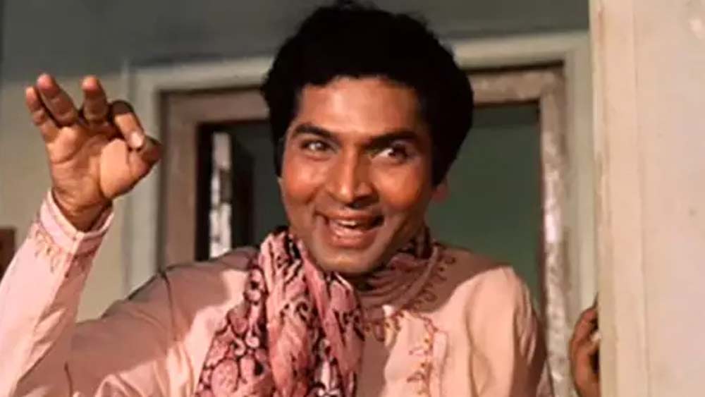 পাকিস্তানের সিন্ধে আসরানির জন্ম ১৯৪১-এর ১ জানুয়ারি। দেশভাগের পরে তাঁর পরিবার চলে আসে রাজস্থানের জয়পুরে। সেখানেই গালিচার ব্যবসা শুরু করেন তাঁর বাবা। গোলাপি শহরেই চার বোন ও তিন ভাইয়ের সঙ্গে শৈশব কাটে আসরানির।