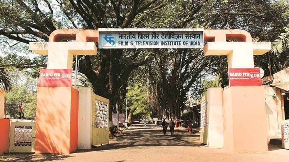 পুণের ফিল্ম ইনস্টিটিউট থেকে কোর্স করার পরে আসরানি প্রথমে ১৯৬৭ সালে অভিনয় করেন গুজরাতি ছবিতে। এর পর গুজরাতি ছবির ইন্ডাস্ট্রিতেই তিনি কাজ করতে থাকেন। বলিউড থেকে ডাক আসতে সময় লাগে বেশ কিছু দিন।