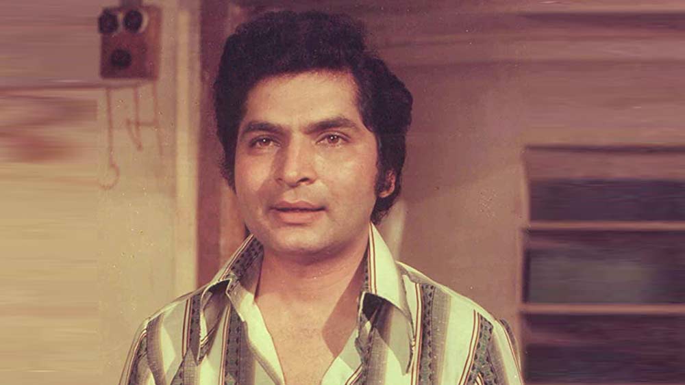 ১৯৬৯ সালে হৃষিকেশ মুখোপাধ্যায়ের পরিচলনায় তিনি অভিনয় করেন ‘সত্যকাম’ ছবিতে। এটাই তাঁর প্রথম হিন্দি ছবি। এর পর ‘মেরে আপনে’ ছবিতে তিনি নজর কাড়েন।