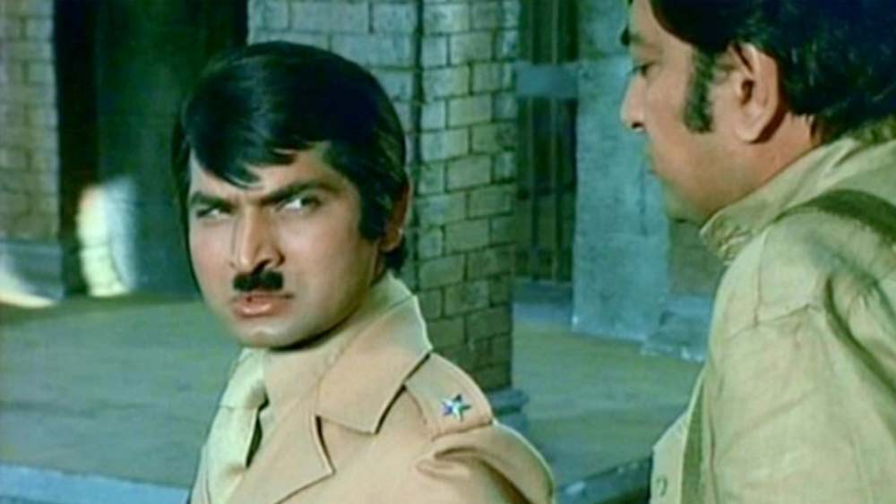 সত্তরের দশক থেকে আসরানিকে‌ বলিউডে নিয়মিত দেখা যেতে থাকে কমেডিয়ান বা সহনায়কের ভূমিকায়। ১৯৭০ থেকে ১৯৭৯ অবধি মোট ১০১টি ছবিতে অভিনয় করেছিলেন তিনি।