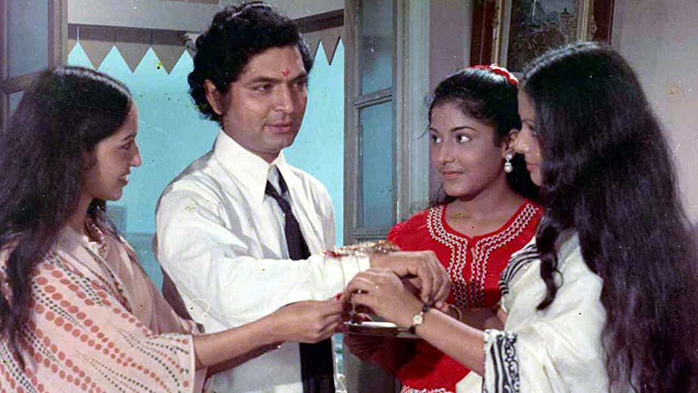 গুলজার, হৃষিকেশ মুখোপাধ্যায়ের মতো পরিচালকের তিনি ছিলেন পছন্দের অভিনেতা। সহ অভিনেতা হিসেবে আসরানির উল্লেখযোগ্য ছবি হল ‘কোশিশ’, ‘পরিচয়’, ‘অভিমান’, ‘মেহবুবা’ এবং ‘বন্দিশ’। ১৯৭৭-এ মুক্তিপ্রাপ্ত ছবি ‘চলে মুরারি হিরো বননে’ ছবিতে আসরানি ছিলেন মূল নায়কের ভূমিকায়।