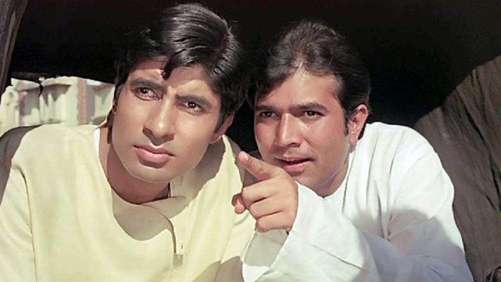 এর পর ১৯৭১ সালে ঋষিকেশ মুখোপাধ্যায় পরিচালিত ‘আনন্দ’ ছবিটি মুক্তি পায়। তাতে গুরুত্বপূর্ণ ভূমিকায় ছিলেন সদ্য বলিউডে পা রাখা অমিতাভ বচ্চন। শোনা যায়, বরাবরের মতো রাজেশ খন্না দেরি করেই শুটিংয়ে আসতেন। কিন্তু অমিতাভ আসতেন একদম সময় ধরে। তা নিয়ে কানাঘুষো শুরু হলে, একটি সাক্ষাৎকারে রাজেশ খন্না বলেন, ‘‘কেরানিরা সময় ধরেই কাজ করেন। আমি কেরানি নই। শিল্পী।’’