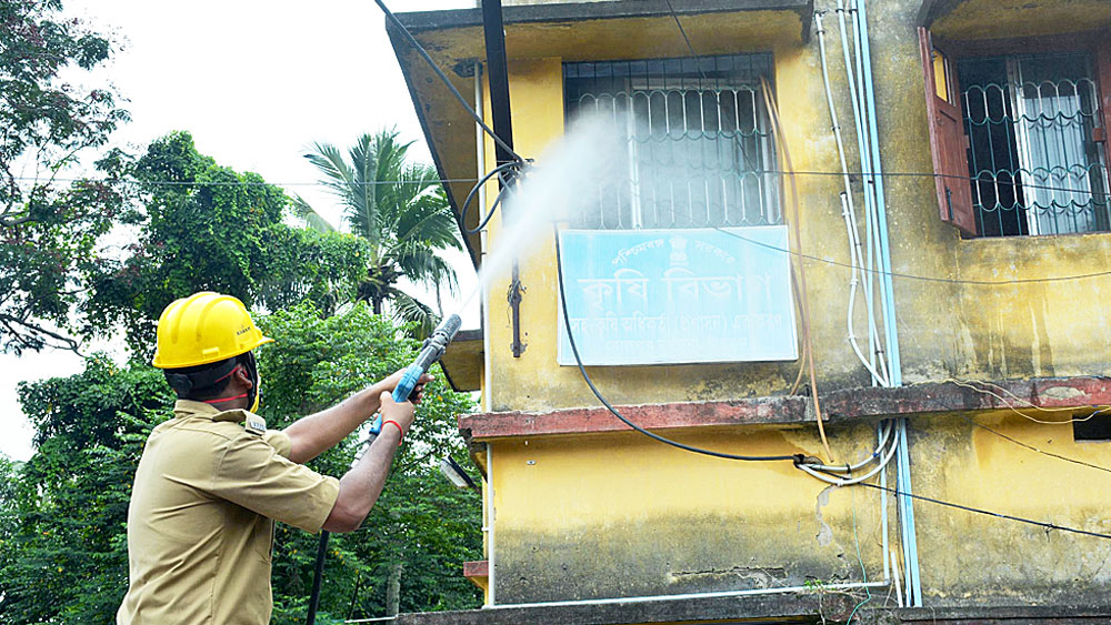 সতর্কতা: বোলপুরে কৃষি দফতরের ভবনে জীবাণুনাশক স্প্রে করা হচ্ছে। শনিবার। ছবি: বিশ্বজিৎ রায়চৌধুরী 