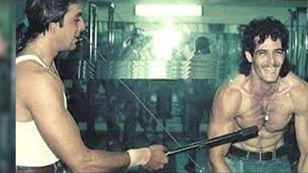 সঞ্জয় দত্তের সঙ্গে ‘ইলাকা’-র সেটেই দোস্তি হয়ে গিয়েছিল গেভিন প্যাকার্ডের। গেভিনের ফিটনেসের বহর দেখে সঞ্জুবাবা এতটাই মুগ্ধ হন যে তাঁকে পার্সোনাল ট্রেনার করে নেন।