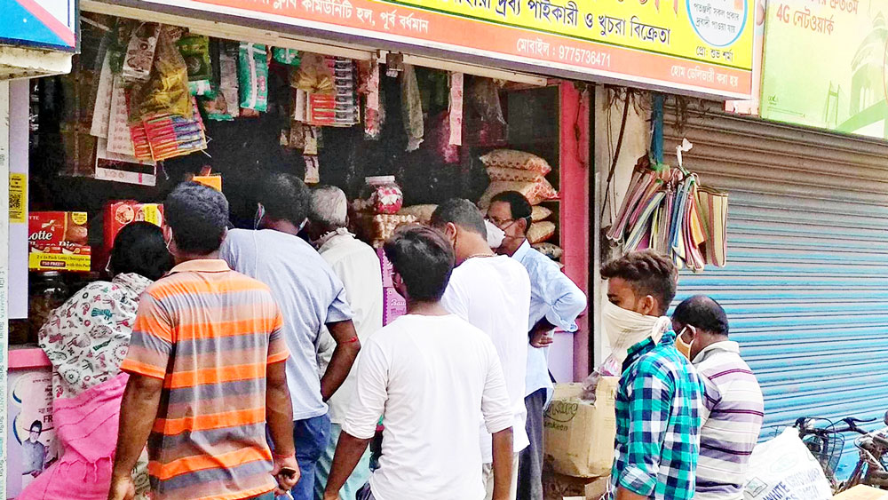 সংক্রমণের আশঙ্কা উড়িয়ে মুদি দোকানে ভিড়, বর্ধমান শহরের । নিজস্ব চিত্র