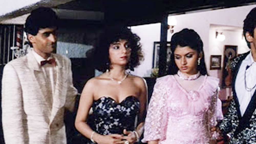 ছবিতে ইংরেজি অ্যাকসেন্ট ঘেঁষা বাচনভঙ্গিতে কথা বলে সীমা। আচার আচরণেও পাশ্চাত্যে কেতার ছাপ স্পষ্ট। সীমা বহু চেষ্টা করে প্রেমের মন জয় করার। কিন্তু ভারতীয় ঘরানার সুমনই স্থায়ী হয় প্রেমের হৃদয়ে।