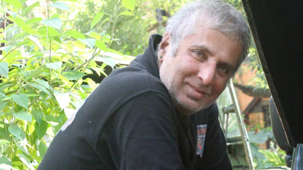 বই ছাড়া আরও এক জায়গায় শান্তি খুঁজে পেতেন আদিত্য। হিমালয়ের কোলে নিজের গুরুজির আশ্রমে।