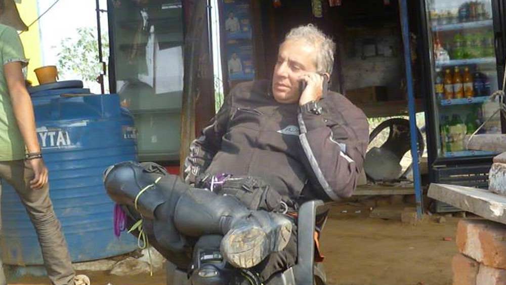 নিজেই গুদামঘর থেকে মালপত্র নিয়ে ট্রাকবন্দি করতেন। সে সময় পরিচিতদের কাছ থেকে উড়ে আসা তির্যক মন্তব্য দূরে সরিয়েই কাজ করতেন তিনি।