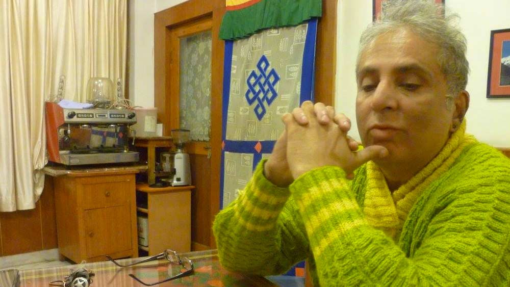 সময় পেলেই আদিত্য রং-তুলি নিয়ে বসে পড়েন। কখনও আবার রান্নাঘরেই কেটে যায় দিনের বেশির ভাগ সময়। নতুন নতুন রেসিপি নিয়ে পরীক্ষা নিরীক্ষা করতে করতে। নাচ এবং লেখালেখিতেও আগ্রহ আছে আদিত্যর।