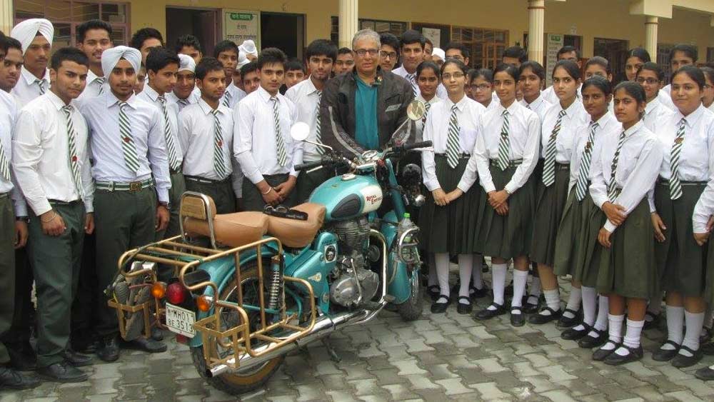 ঠিক সে রকমই তিনিও নতুন ধারায় পা রেখেছেন। জোর করে কিছু করার থেকে নিজের মনের কথা শোনা-ই ভাল। মনে করেন শাম্মি-পুত্র সফল শিল্পপতি আদিত্য রাজ কপূর।