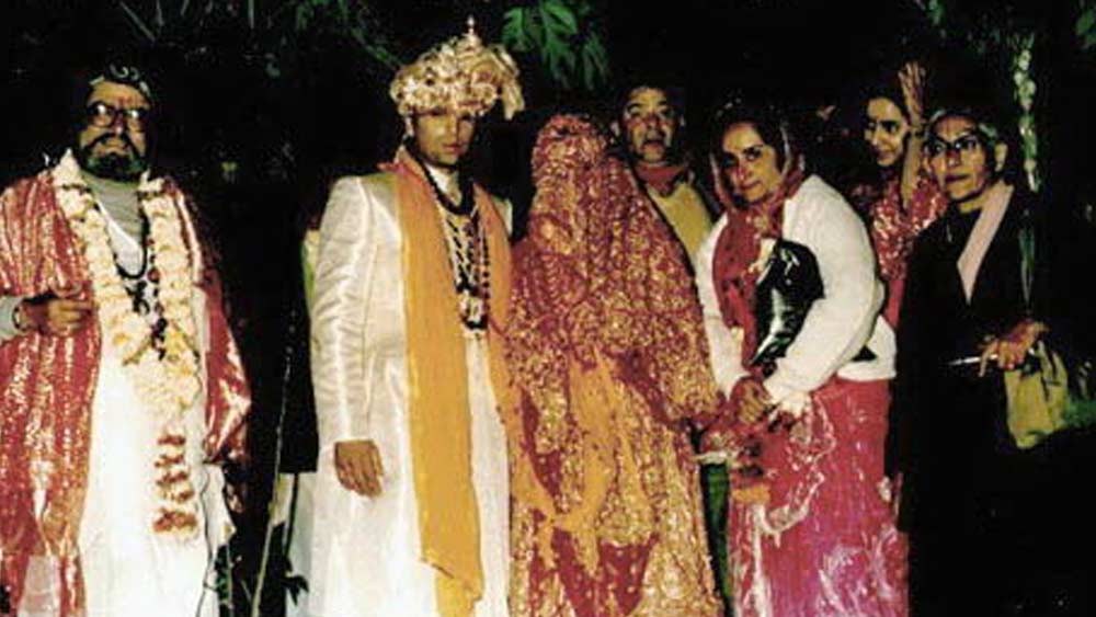 নিজের মতো পরিবারকেও আড়ালে রাখতে ভালবাসেন আদিত্য রাজ কপূর। জমকালো অনুষ্ঠানের পথে না গিয়ে গুরুজির আশ্রমে তিনি বিয়ে করেছিলেন ১৯৮২ সালে। ঘরোয়া সেই অনুষ্ঠানে হাজির ছিল গোটা কপূর পরিবার।