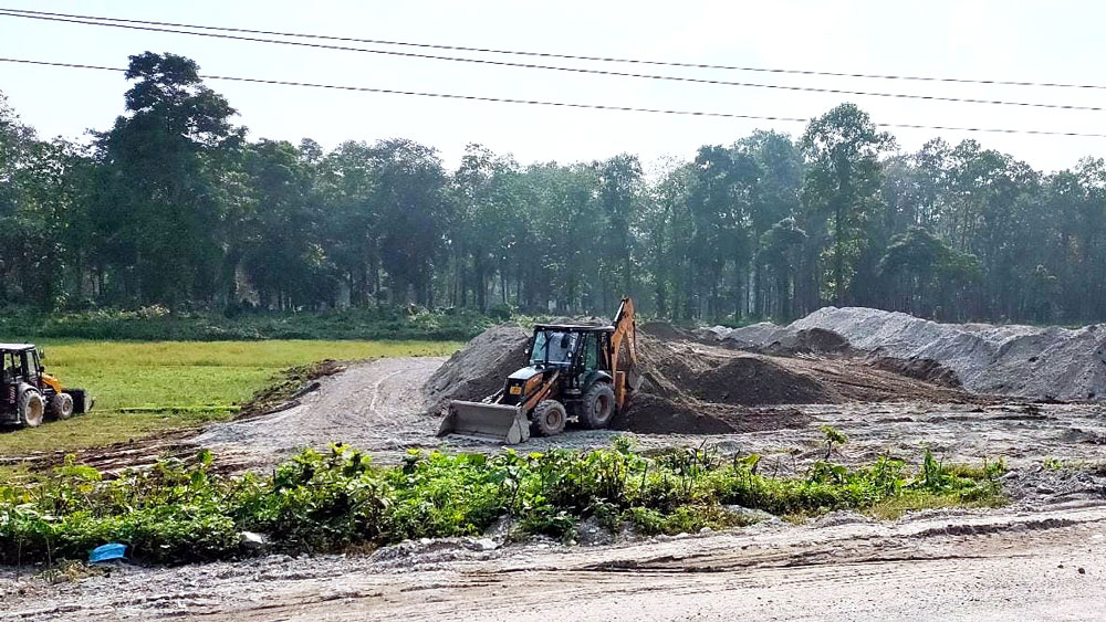 বাধা: বেআইনি ভাবে মজুত করে রাখা হয়েছে বালি-পাথর। সোনাখালিতে। নিজস্ব চিত্র