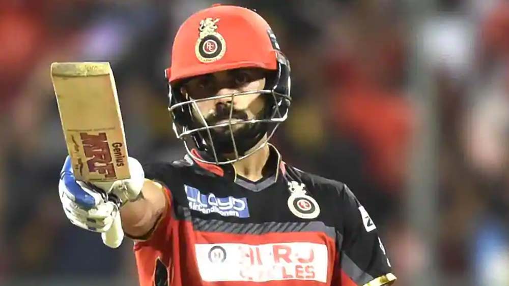 তিনে বিরাট কোহালি। যাঁকে প্রশংসায় ভরিয়ে দিয়েছেন ডি ভিলিয়ার্স। বলেছেন, “বিরাটের ১৫ ওভার পর্যন্ত ক্রিজে থাকা জরুরি।” বিরাটের সঙ্গে তাঁর জুটিও আইপিএলে সুপারহিট। অন্য ফরম্যাটের মতো আইপিএলেও কোহালি মানেই ধারাবাহিকতা।