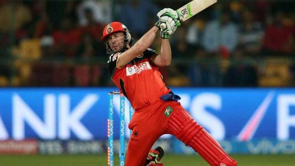 চারে নিজেকেই রেখেছেন ডি ভিলিয়ার্স। শুরু থেকেই বোলারদের চাপে ফেলা তাঁর বৈশিষ্ট। উইকেটের চার দিকেই শট নিতে পারেন। তিনি ৩৬০ ডিগ্রি ব্যাটসম্যান। বুঝিয়ে দিতে চান যে পাঁচ ওভারও ব্যাট করলে বিপক্ষ চাপে পড়ে যাবে। ম্যাচের গতি মুহূর্তের মধ্যে পাল্টে দিতে পারেন তিনি।