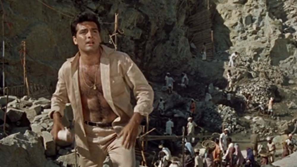 ১৯৬২ সালে সঞ্জয় বলিউডে কাজ শুরু করেন সহকারী পরিচালক হিসেবে। ‘টারজান গোজ টু ইন্ডিয়া’ ছবিতে তিনি ছিলেন জন গিলারম্যানের সহকারী।