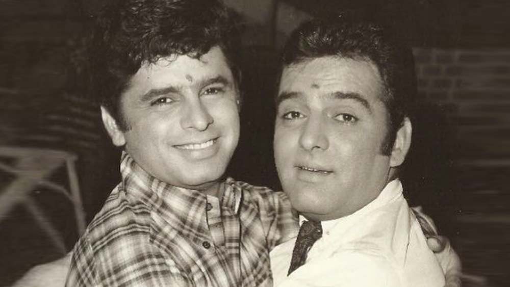 সঞ্জয় খানের বাকি ভাইদের মধ্যে ফিরোজ খান বলিউডের সফল নায়কদের মধ্য এক জন। জনপ্রিয়তার নিরিখে তিনি ছাপিয়ে গিয়েছেন সঞ্জয়কেও। আর এক ভাই আকবর খানও বলিউডের সঙ্গে যুক্ত।