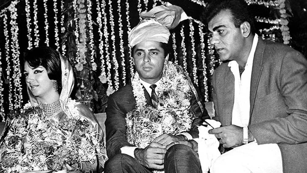 ১৯৬৬ সালে সঞ্জয় বিয়ে করেন জারিন খানকে। তাঁদের তিন মেয়ে এবং এক মেয়ে। বড় দুই মেয়ে ফারহা এবং সিমোন বলিউডে পরিচিত নন। ছোট মেয়ে সুজান বিয়ে করেছিলেন হৃতিক রোশনকে। কিন্তু ২০১৪-এ ভেঙে যায় হৃতিক-সুজানের ১৪ বছরের দাম্পত্য।