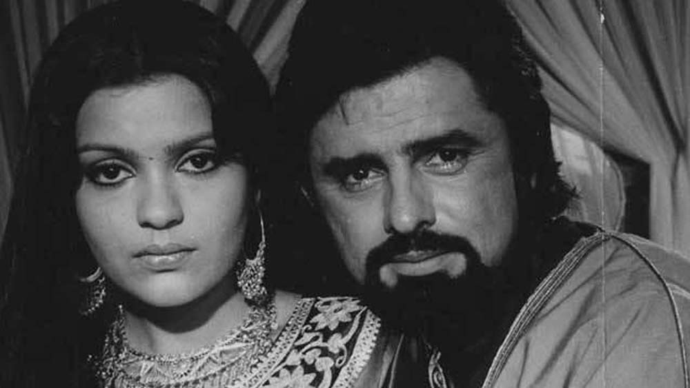 এর আগেও সঞ্জয়ের হাতে তিনি নিগৃহীত হয়েছেন বলে অভিযোগ জীনতের। কিন্তু কোনওদিন পুলিশের কাছে অভিযোগ জানাননি। পরে ঘনিষ্ঠ মহলে বলেছেন, যাঁকে ভালবাসেন তাঁর বিরুদ্ধে পুলিশের কাছে যাবেন না। তিনি পুলিশের কাছে না গেলেও তাঁর উপরে সঞ্জয়ের নিগ্রহ চিকিৎসক ও হোটেলকর্মীর সূত্রে বাইরে প্রকাশিত হয়ে পড়ে।