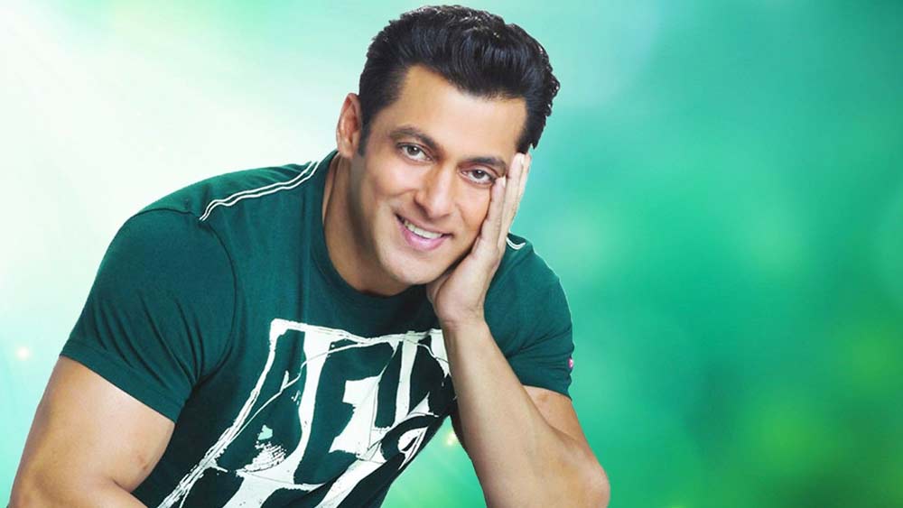 শুধু বিপর্যস্তই নন। শোনা যায়, ওই চার তরুণী তাঁর অনুরাগী সেজে এসে লুঠ করেছিলেন তাঁর দামি জিনিসপত্র। বান্দ্রার এক নাইট ক্লাবে নাকি এই ঘটনার মুখোমুখি হন সলমন খান।