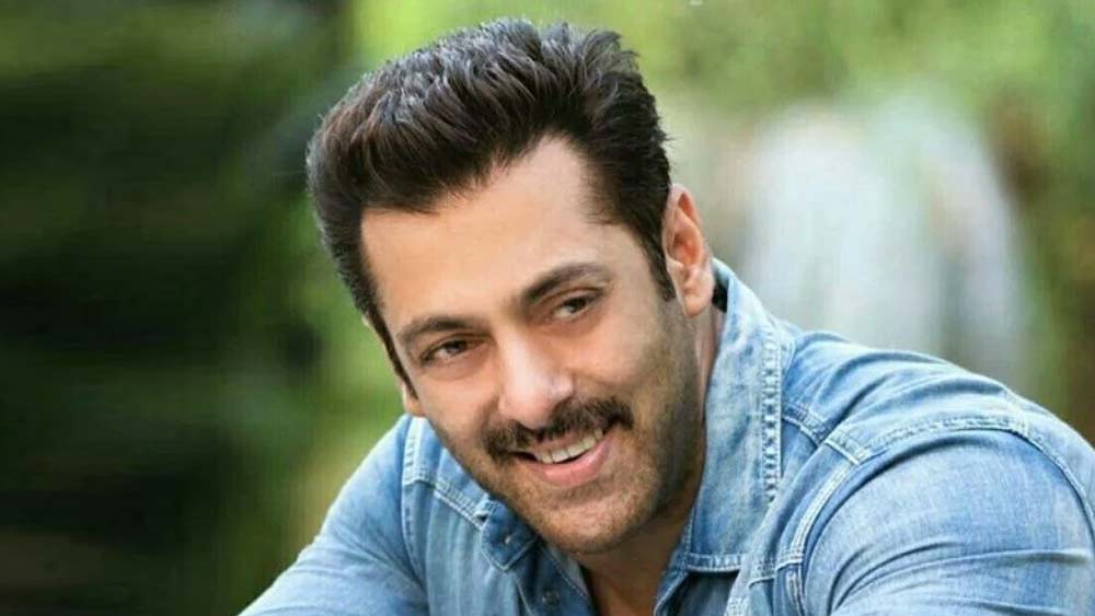 প্রথমে নাকি চার তরুণী তাঁর সঙ্গে এসে আলাপ করেন। পরিচয় দেন, তাঁরা সলমন খানের বড় ভক্ত। তাঁরা একসঙ্গে গল্প করতে চান সলমনের সঙ্গে।