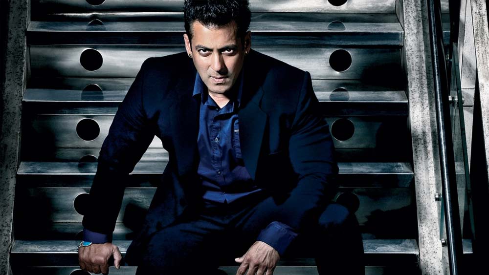 কিন্তু অভিযোগ, তিনি বিপদ বুঝতে পারেন তরুণীরা চলে যাওয়ার বেশ কিছু ক্ষণ পরে। টের পান, তাঁর ওয়ালেট, রোদচশমা এবং বিখ্যাত বজরঙ্গী ভাইজান লকেট খোয়া গিয়েছে।