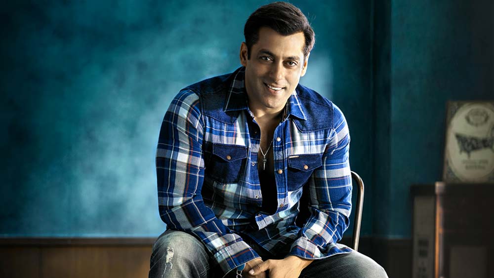 যে সময় সলমন কথা বলছিলেন তরুণীদের সঙ্গে, সে সময় তাঁর ওই জিনিসগুলি কাছের একটি টেবিলে রাখা ছিল বলে জানা যায়। সেখান থেকেই ভক্তবেশী তরুণীরা সেগুলি হাতসাফাই করেন বলে অভিযোগ।