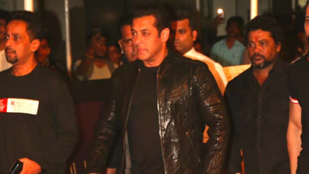 সলমন নিজেও কোনও দিন এ বিষয়ে মুখ খোলেননি। তবে বলিউডে জোর গুঞ্জন, এই ঘটনার পরেই ব্যক্তিগত নিরাপত্তারক্ষী সংখ্যা বাড়িয়ে দেন তিনি।