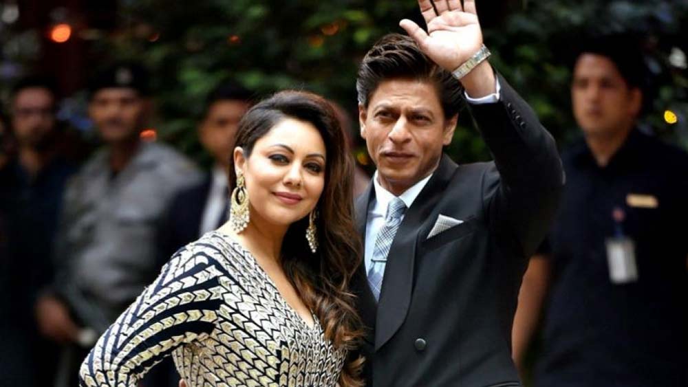 শূন্য থেকে শুরু করে বলিউডের সুপারস্টার হয়েছেন শাহরুখ। পরিবারে অভিনয়ের ইতিহাস বা গডফাদার, কোনওটাই তাঁর নামের পাশে ছিল না। খড়়কুটো অবলম্বন করে তাঁর এই লড়াইয়ে সব সময় পাশে ছিলেন প্রথমে প্রেমিকা ও পরে স্ত্রী গৌরী।