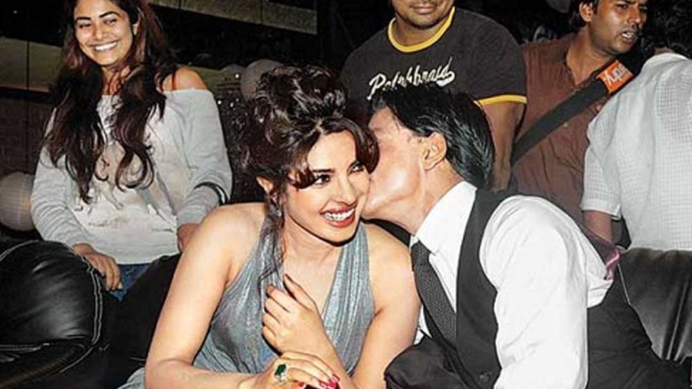 শাহরুখের কথায় নাকি কর্ণ জোহর নিজের জন্মদিনের পার্টিতে নিমন্ত্রণ করেছিলেন প্রিয়ঙ্কাকে। যদিও সে সময় কর্ণের ঘনিষ্ঠ বৃত্তে প্রিয়ঙ্কা আদৌ ছিলেন না। সেই প্রার্টিতে নাকি শাহরুখ গালে চুম্বন করে প্রিয়ঙ্কাকে স্বাগত জানিয়েছিলেন।