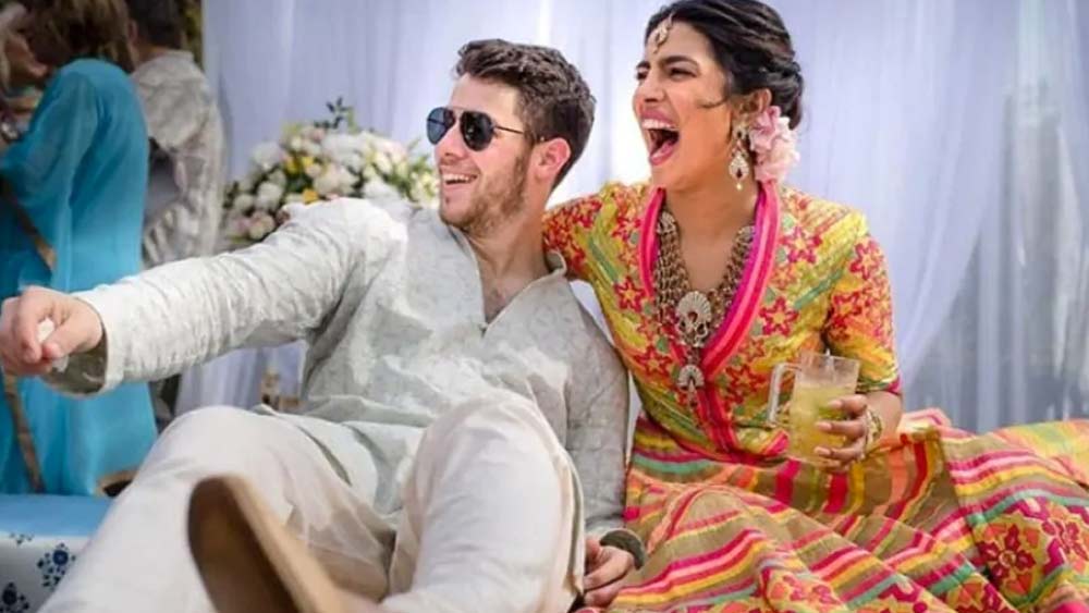 তবে ইন্ডাস্ট্রিতে আর একটি গুঞ্জন অনেক দিন ধরেই চর্চিত। বলা হয়, শাহরুখ এবং প্রিয়ঙ্কা গোপনে বিয়েও করেন কানাডার টরন্টোয়। কারণ প্রিয়ঙ্কার অসুস্থ বাবা চেয়েছিলেন মৃত্যুর আগে নিজের মেয়ের বিয়ে দেখে যেতে। তবে সত্যি যা-ই হোক না কেন, প্রকাশ্যে তাঁরা দূরত্ব বজায় রেখেই চলেছেন।