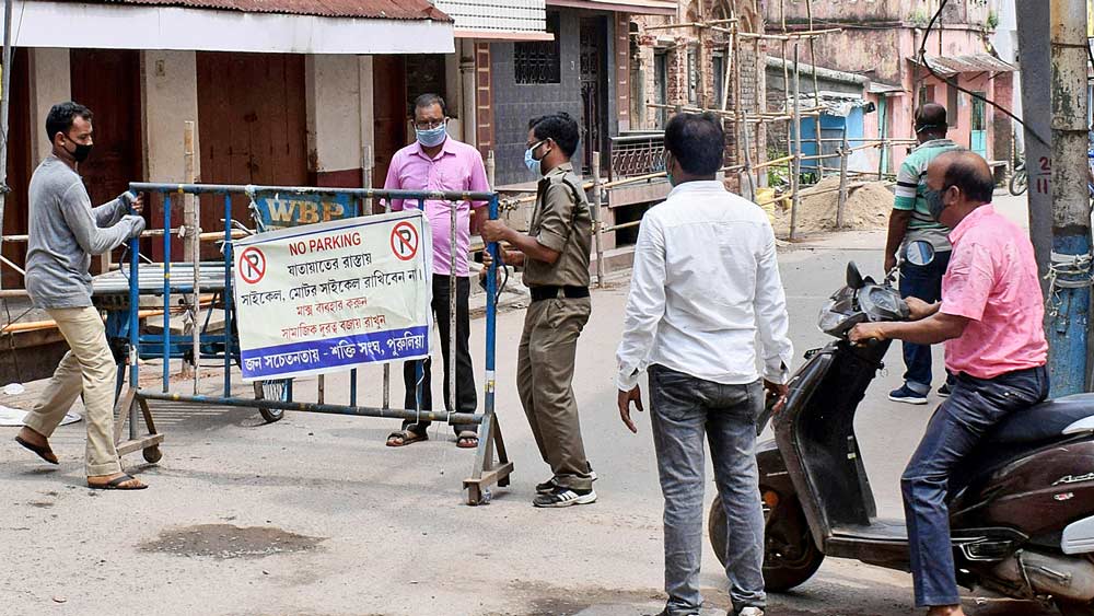 ব্যারিকেড: পুরুলিয়া শহরের ২০ নম্বর ওয়ার্ডের শনিমন্দির এলাকায় যাতায়াত বন্ধ করতে রাস্তা আটকাচ্ছে পুলিশ। নিজস্ব চিত্র