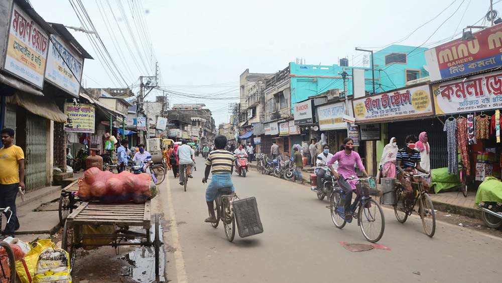 সকালে সরগরম রাস্তা। নিজস্ব চিত্র
