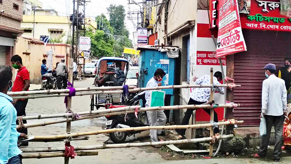 ব্যারিকেডের ফাঁক গলে যাতায়াত খোসবাগানে। ছবি: উদিত সিংহ
