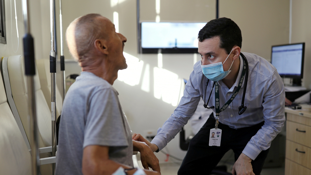 গবেষণাগারে একটি প্রতিষেধক তৈরির পর প্রথম যে ধাপের বাধা সামনে থাকে, তা হল প্রি-ক্লিনিক্যাল ট্রায়াল বা টেস্টিং। এই পর্যায়ে গবেষকরা প্রতিষেধকটি ইঁদুর বা বাঁদরের মতো প্রাণীর দেহে পরীক্ষামূলক ভাবে প্রয়োগ করেন। মূলত দেখা হয়, ওই প্রতিষেধকটি তাদের দেহে কোনও প্রতিরোধ ক্ষমতা তৈরি করতে পারে কি না! প্রি-ক্লিনিক্যাল ট্রায়ালের পর শুরু হয় প্রথম পর্যায় (ধাপ-১) বা সেফটি ট্রায়াল। এই পর্যায়ে অত্যন্ত অল্প সংখ্যক ব্যক্তির উপরে প্রতিষেধক প্রয়োগ করা হয়। ওই ব্যক্তিদের দেহে অ্যান্টিবডি তৈরি হচ্ছে কি না, তা নজর রাখা হয়। এ ক্ষেত্রে ওই প্রতিষেধকটি ক্ষতিকর কি না, তা বুঝতে কম পক্ষে তিন মাস অপেক্ষা করতে হয়।