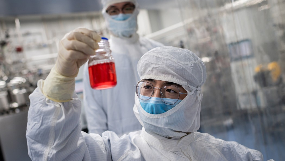 করোনাভাইরাস সবচেয়ে প্রথমে ছড়িয়েছিল চিনের উহান প্রদেশ থেকে। করোনার টিকার খোঁজে  সেই চিন অনেকটাই এগিয়ে গিয়েছে। চিনের ক্যানসাইনো বায়োলজিক্যাল ইনকর্পোরেশন এবং বেজিং ইনস্টিটিউট অব বায়োটেক-এর তৈরি কোভিড প্রতিষেধক শেষ অর্থাৎ তৃতীয় পর্যায় (ধাপ-৩)-এ পরীক্ষাধীন রয়েছে। ক্যানসাইনো-র টিকা এই মুহূর্তে অনুমোদনের প্রক্রিয়ায় রয়েছে।