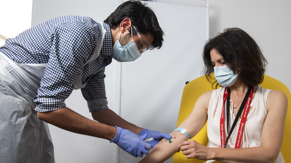 করোনা ভ্যাকসিনের কাজে চিন ছাড়াও সফল হওয়ার পথে অনেকটাই এগিয়ে গিয়েছে ব্রিটেনে অক্সফোর্ড বিশ্ববিদ্যালয়। চিনের মতোই ব্রিটেনের অক্সফোর্ড বিশ্ববিদ্যালয়  বায়োফার্মা কোম্পানি অ্যাস্ট্রাজেনেকা-কে সঙ্গে নিয়ে করোনা-প্রতিষেধক তৈরি করছে। বিশ্ব স্বাস্থ্য সংস্থাও জুন মাসে জানিয়েছিল, করোনার প্রতিষেধকের ক্ষেত্রে সব চেয়ে বেশি আশার আলো দেখাচ্ছে ‘অ্যাস্ট্রাজেনেকা’র এজেডডি১২২২ (গোড়ায় যার নাম ছিল ‘চ্যাডক্স-১’) ভ্যাকসিন। এটি এখন তৃতীয় ধাপে রয়েছে। এ ছাড়া, লন্ডনের ইম্পিরিয়াল কলেজের টিকা রয়েছে দ্বিতীয় ধাপে।