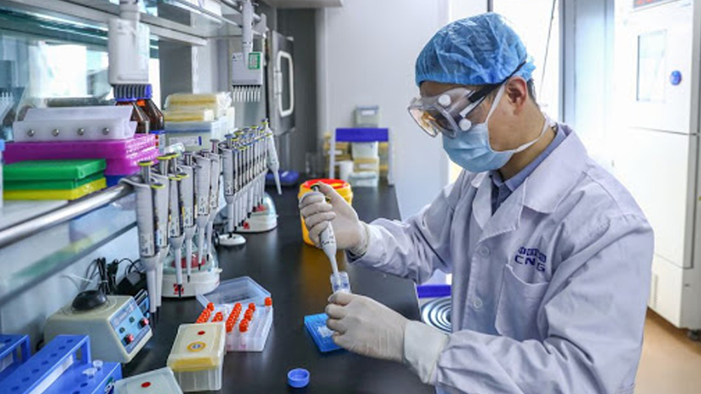 ভাইরাল ভেক্টর প্রতিষেধক: এই ধরনের প্রতিষেধক একটি ভাইরাসের মাধ্যমে কোষের ভিতরে করোনাভাইরাসের জিন ঢুকিয়ে দেয়, এবং তা দেহের প্রতিরোধ ব্যবস্থাকে পরীক্ষা করে। রয়েছে প্রোটিন বেসড ভ্যাকসিন বা প্রতিষেধক। একটি করোনাভাইরাসের প্রোটিন বা প্রোটিনের অংশ ব্যবহার করে এই প্রতিষেধক মানবদেহে প্রতিরোধ ক্ষমতাকে পরীক্ষা করে। এ ছাড়াও আরও এক ধরনের ভ্যাকসিন হল হোল-ভাইরাস ভ্যাকসিন। এই প্রতিষেধক করোনার সবচেয়ে দুর্বল বা নিষ্ক্রিয় সংস্করণকে ব্যবহার করে প্রতিরোধ ক্ষমতাকে পরীক্ষার মুখে ঠেলে দেয়।  অন্। দিকে দেখা যায়, রিপারপাসড ভ্যাকসিনও। এই ধরনের ভ্যাকসিন হল অন্যান্য রোগের জন্য ইতিমধ্যেই ব্যবহৃত প্রতিষেধক, যার মাধ্যমে কোভিডের হাত থেকেও মুক্তি পাওয়া যেতে পারে।