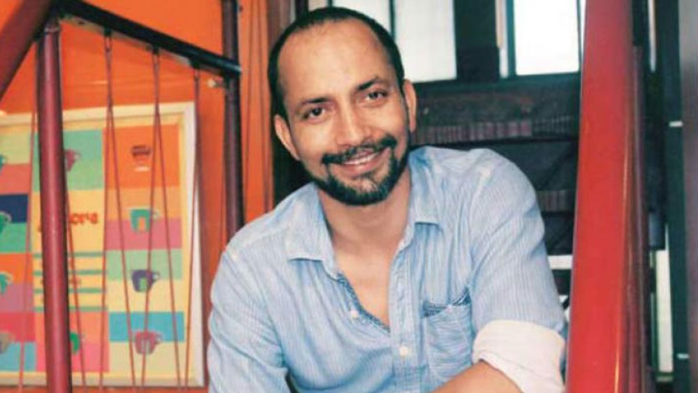 ‘তনু ওয়েডস মনু’-র ‘পাপ্পিজি’ হোক বা ‘হিন্দি মিডিয়াম’-এর শ্যামপ্রকাশ, সব ছবিতেই দর্শকের মনে ছাপ ফেলতে পেরেছেন দীপক ডোব্রিয়াল। ‘ওমকারা’-তে ‘ল্যাংড়া ত্যাগী’ সইফের পাশে তাঁর অভিনয় আজও মনে রেখেছেন দর্শক। কিন্তু আজকাল হাতেগোনা ছবিতেই দেখা যায় দীপককে। যা-ও হাতে পান, সবই কৌতুক চরিত্র।