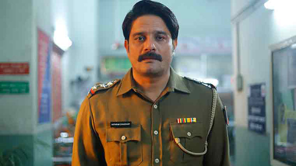 কিন্তু তা সত্ত্বেও মূল ধারার বলিউডি ছবি থেকে অনেক দূরে জয়দীপ। বরং দুধের স্বাদ ঘোলে মেটাতে হয়েছে অনলাইনে। ‘লাস্ট স্টোরিজ’, ‘পাতাললোক’ এবং ‘বার্ড অব ব্লাড’ তাঁকে ব্যাপক পরিচিতি দিয়েছে।