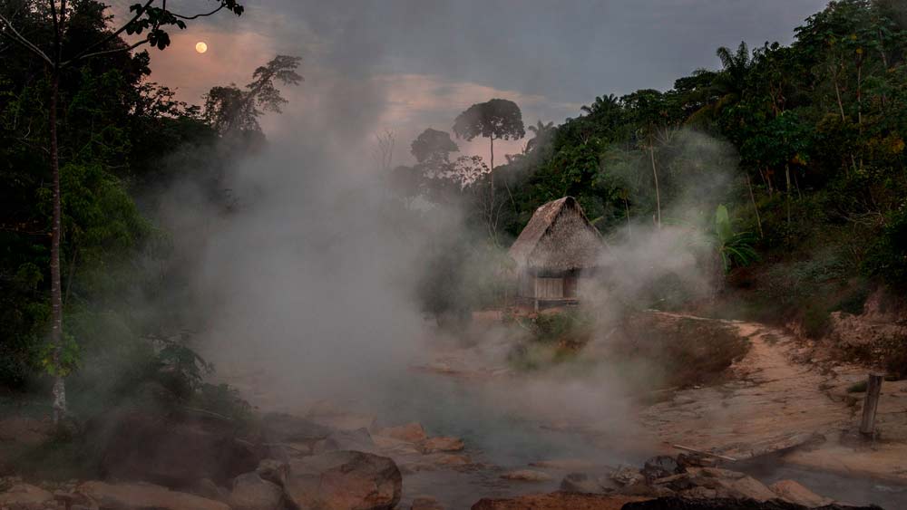 শানায়া টিম্পিসখা নদীর নিকটবর্তী শহর হল পুকালপা। সেখান থেকে শুরু হল আন্দ্রের যাত্রা। দু’ঘণ্টা গাড়িতে, এক ঘণ্টা যন্ত্রচালিত ডিঙি-র পরে আরও ঘণ্টা খানেক ঘন আমাজনের কাদাপথে ট্রেকিং। তার পরে দেখা মিলল ফুটন্ত নদীর।